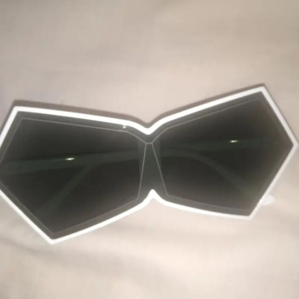 Futuristic dramatic oversized sunglasses NWT - image 5